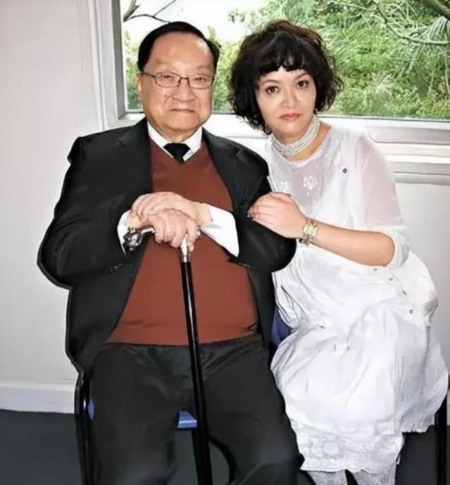 1976年，金庸的长子在美国自缢身亡了，52岁的金庸极度崩溃，频繁前往丽池酒吧，