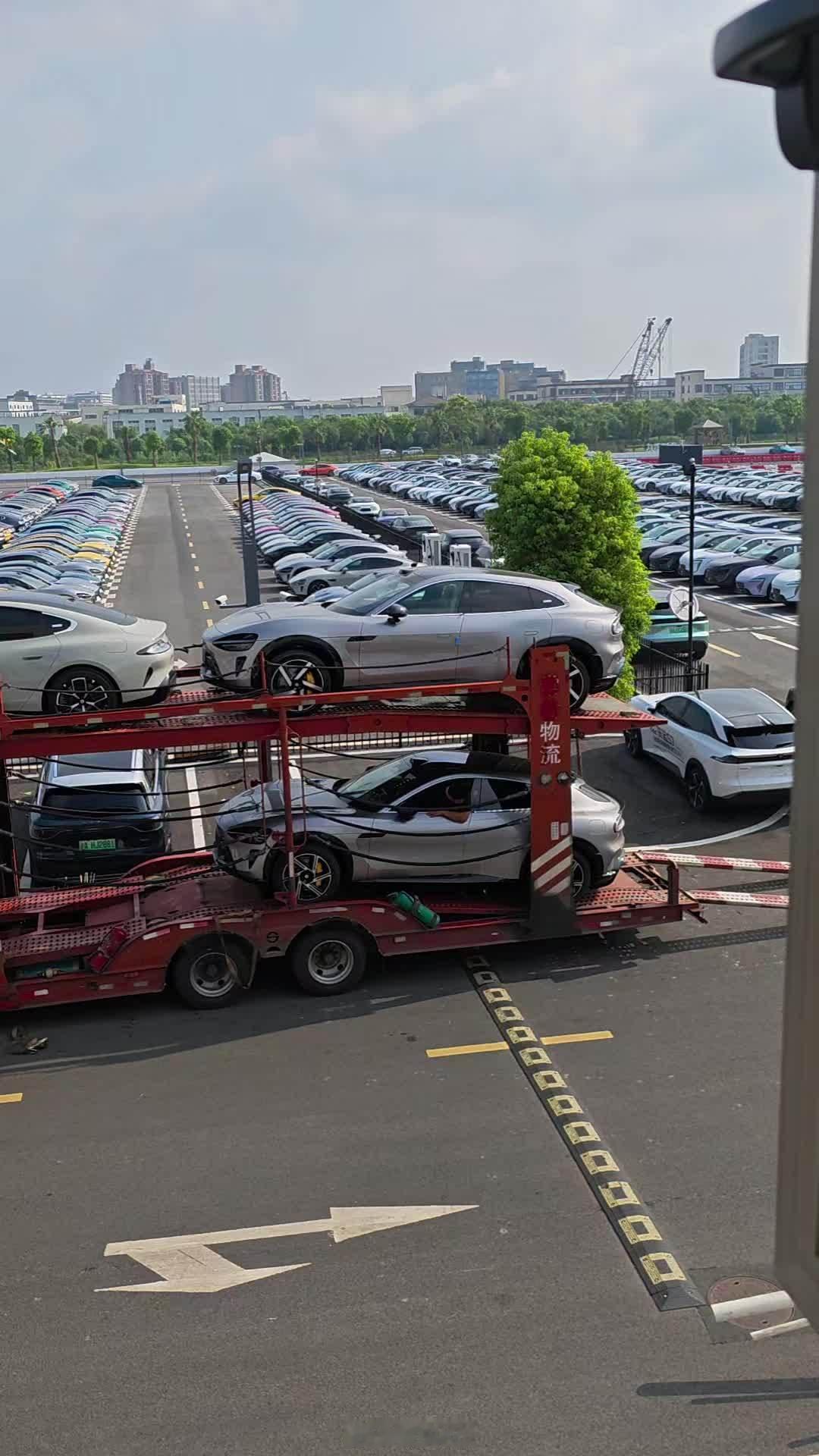 小米汽车上海交付中心这么多车，停满了五颜六色的小米，自己的工厂就是任性。​​
