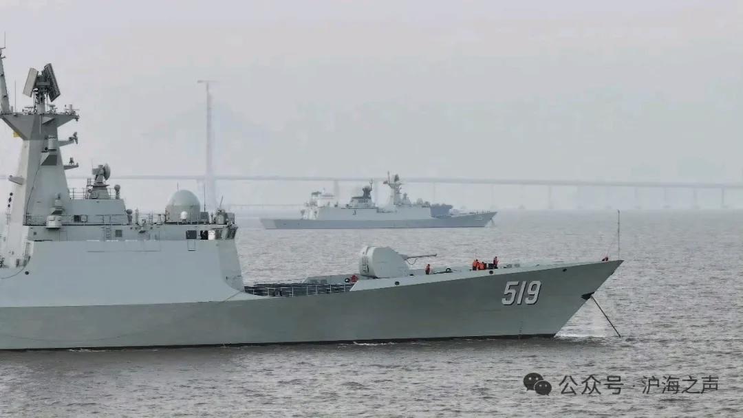 2月26日，据社交网站报道，近日，两艘新批次054A型护卫舰519号阜阳舰和53