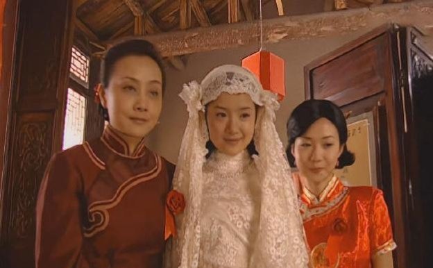 冷清秋的婚纱全靠脸撑着吧