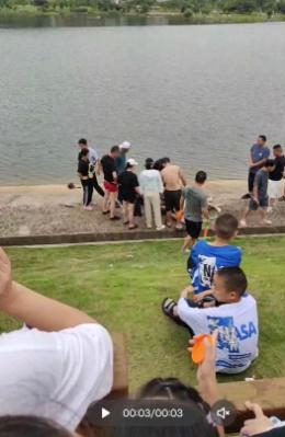 7月14日，武汉一男子跳水救起落水母子三人，自己却被水冲走，虽被及时打捞上岸但因