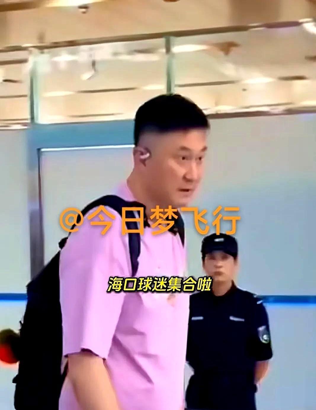 广东男篮的瓜田，最近全绕着一个19岁的孩子转。他叫彰华非，一场CBA没打，却被