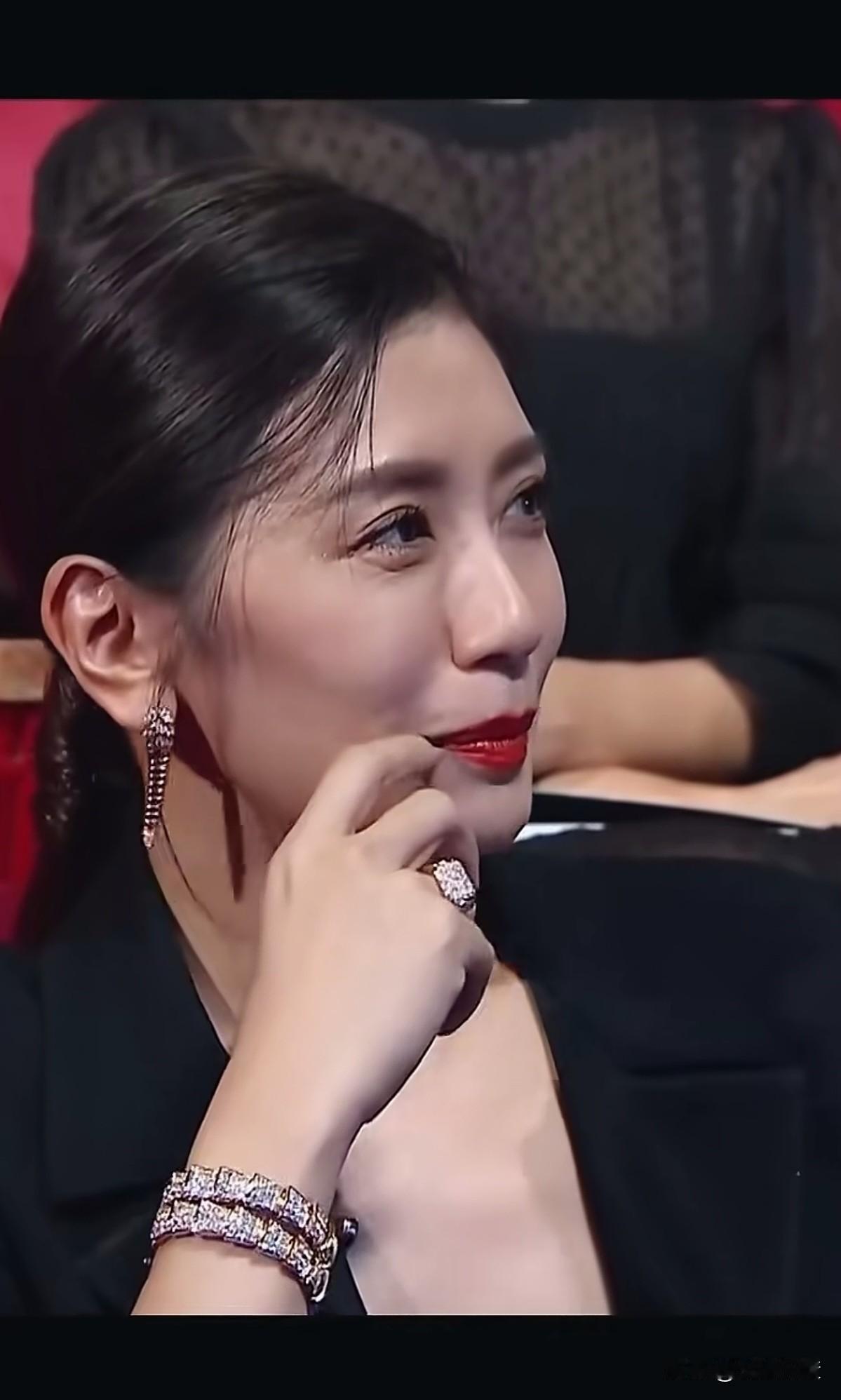 贾静雯太抗老了，二十多年前主演《倚天屠龙记》中的张敏。如今50多岁了，依旧看上去