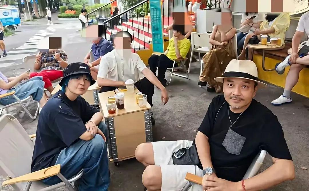 50多岁的汪涵带着30多岁的周笔畅逛街，这感觉就像爷孙两[笑着哭][笑着哭]汪涵