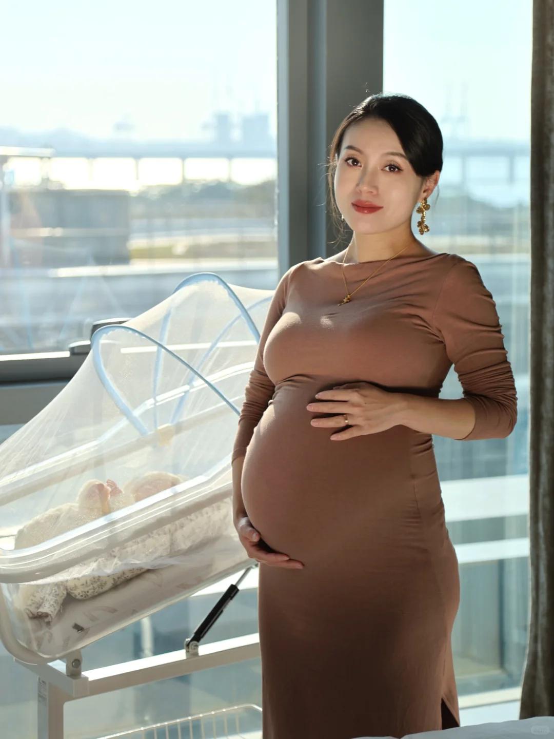 揣着我的小宝贝，在洒满阳光的窗边营业啦！一个身体，两个心跳，这大概是世界上最浪