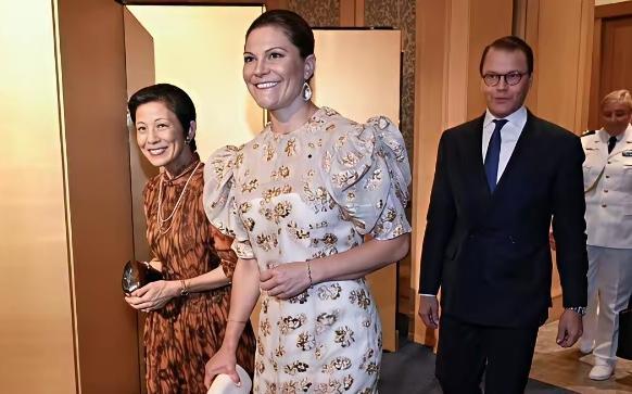 这位瑞典的女王，还真的得换造型师了！近期，瑞典女王储访问日本，这造型和妆容真的