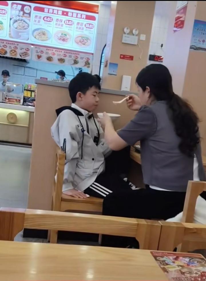 今天在外吃饭看到一个妈妈带孩子吃饭，孩子全程看手机，妈妈全程喂饭！孩子十岁左右！