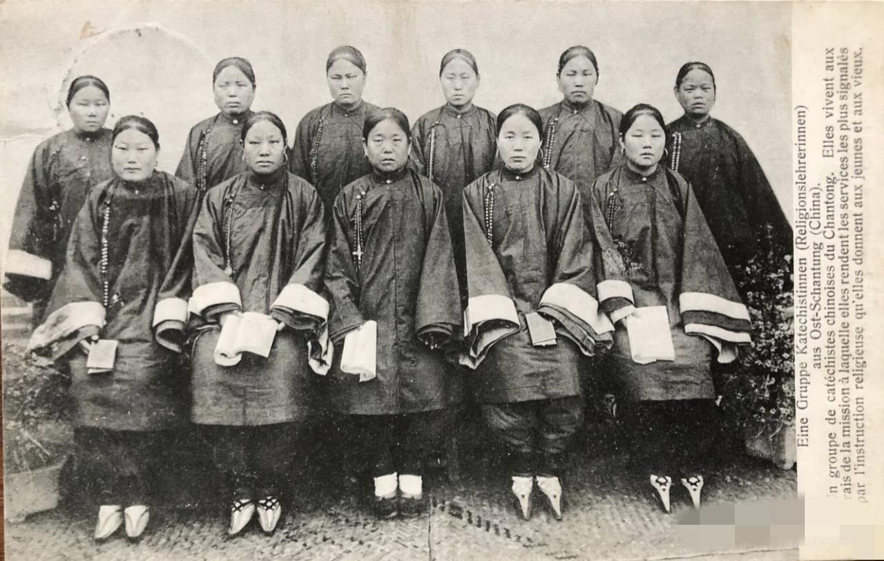 为什么山东女子大多都是“国泰民安脸”？从这张1908年的山东妇女合照也能看出一二