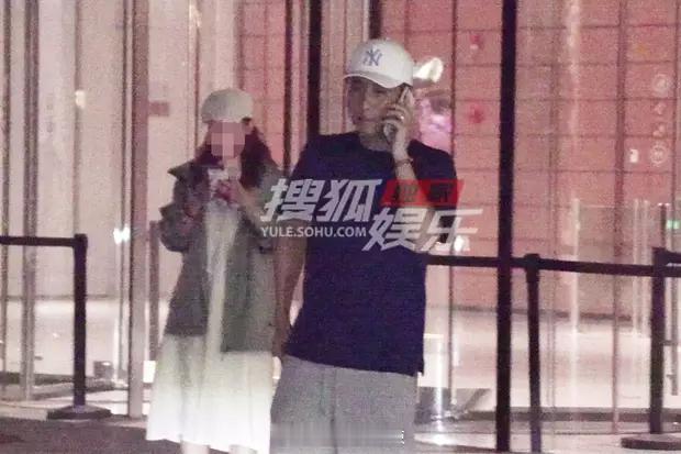 李乃文写字楼接老婆，夫妻俩温馨又甜蜜​​​
