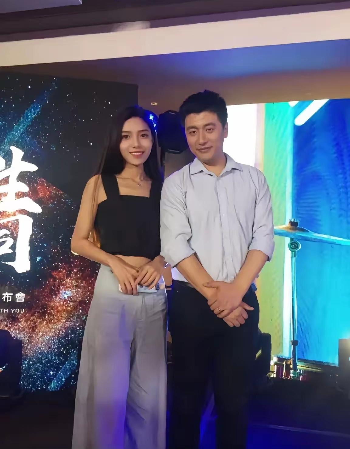 张老师年轻时其实长得很帅气，要个头有个头。要长相有长相，要身材有身材，要气质有气