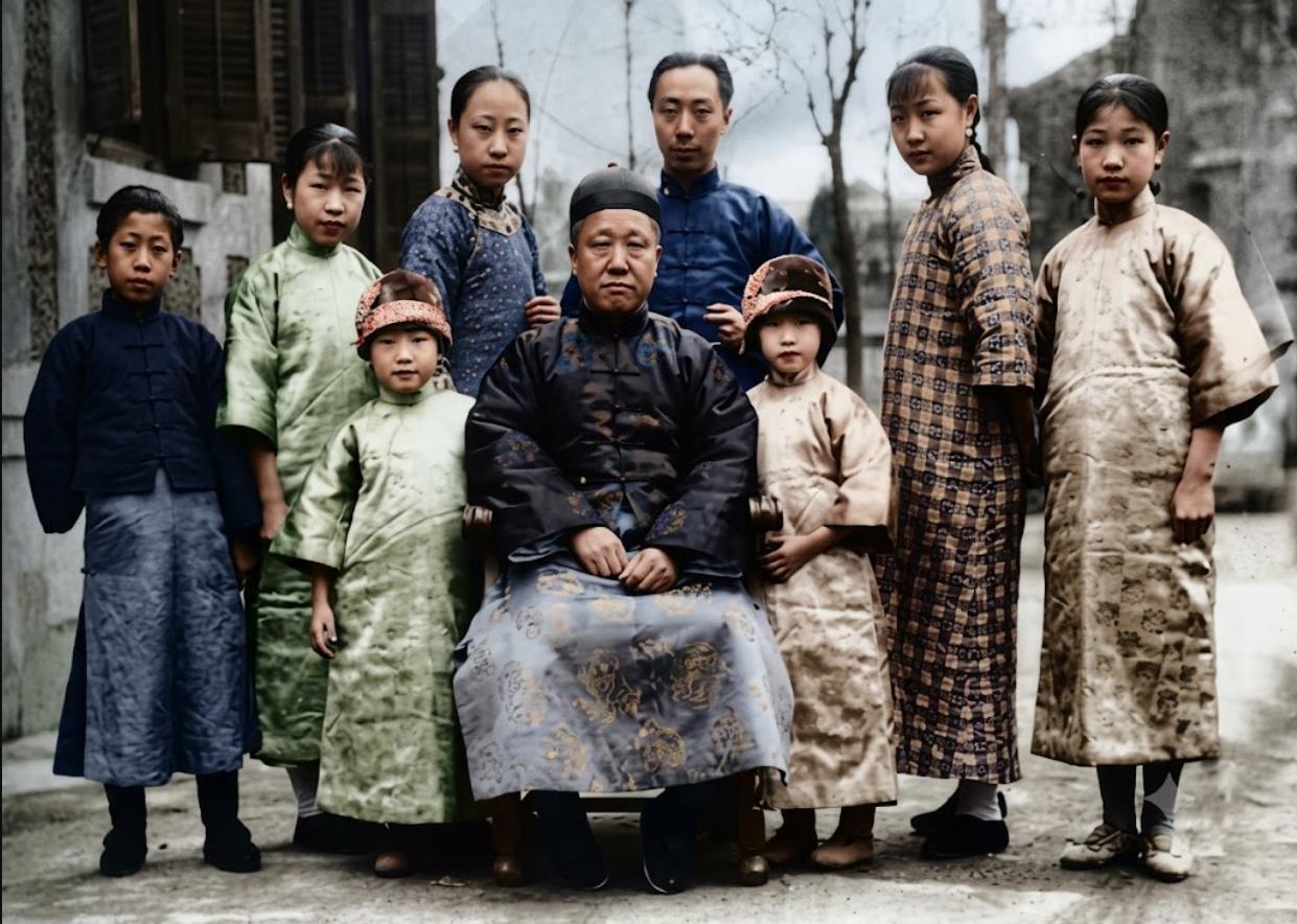 1923年，北京醇亲王府，醇亲王载沣全家子女的庭院合影，是留存极少的载沣完整子女