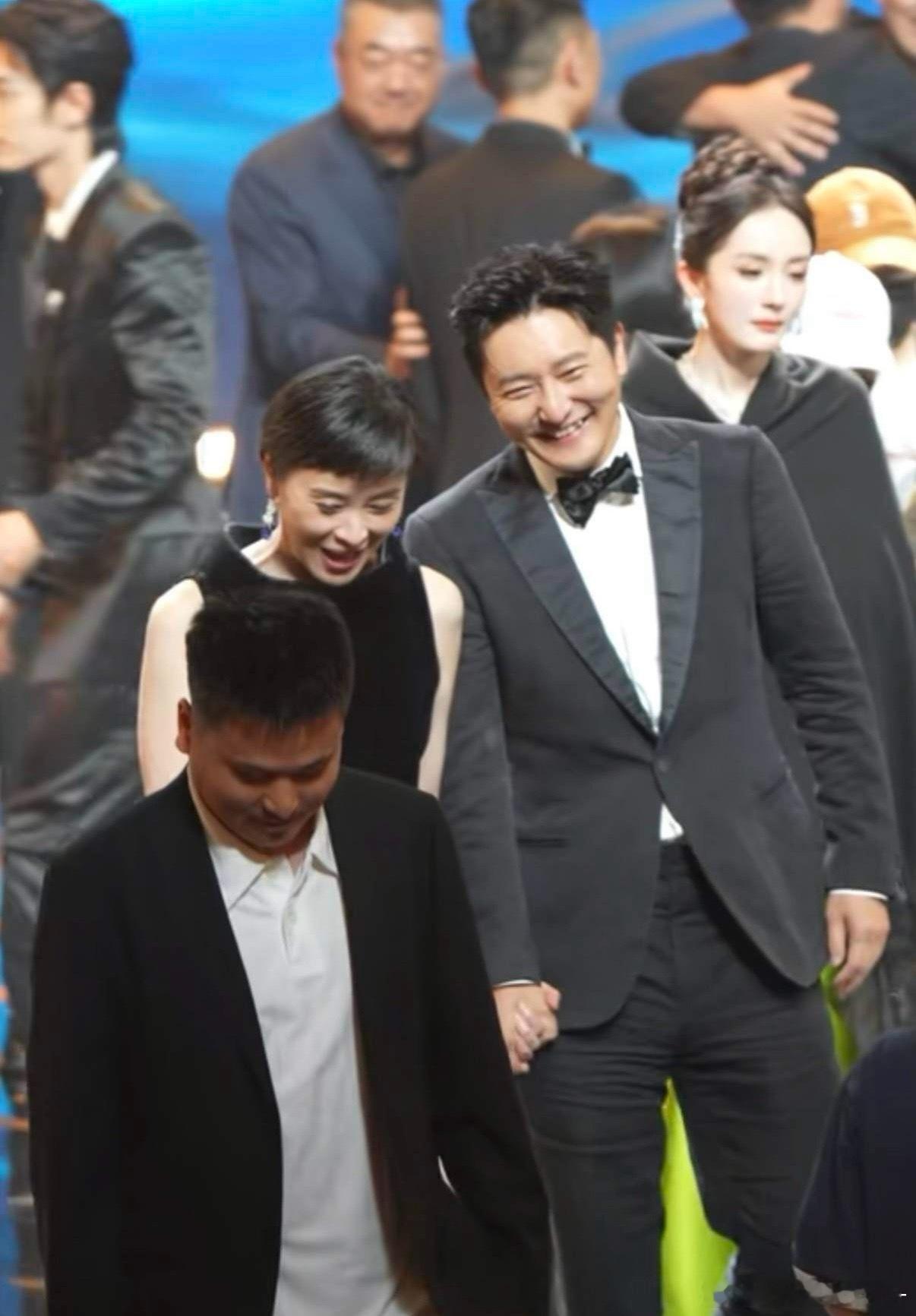 还得是老艺术家，拉手都看着很自然，如果小年轻们拉个手的话我的天，粉丝炸了。现在我