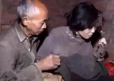 1995年，19岁的女大学生何成慧，被人贩子卖了120元钱。买主，是一名55岁的