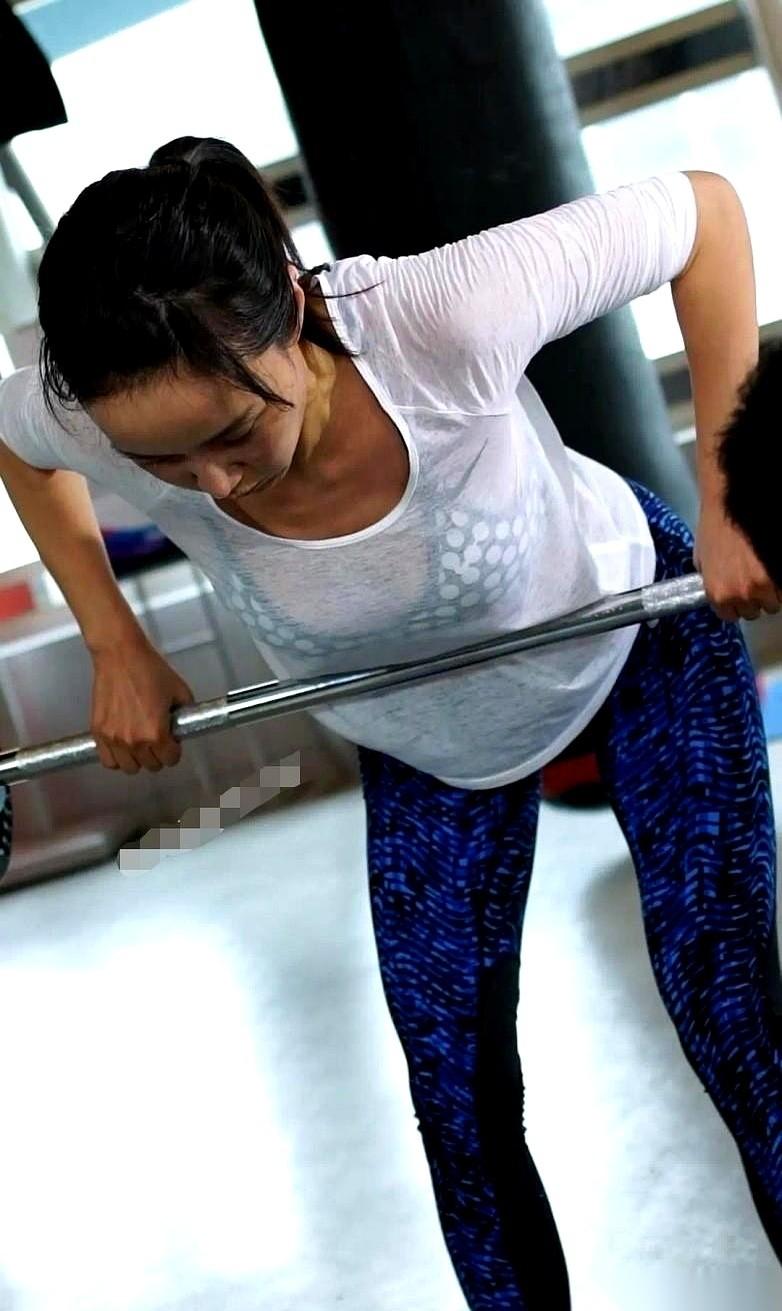 刷到赵子琪的近照，好多人感叹，说没了舞台滤镜，也就是个普通人。我看着照片，脑子