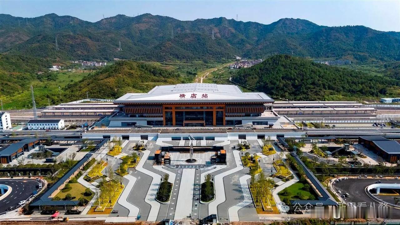 横店站都已经通行好久了，还有不少东阳本地人为东阳的高铁站名字耿耿于怀。如果东