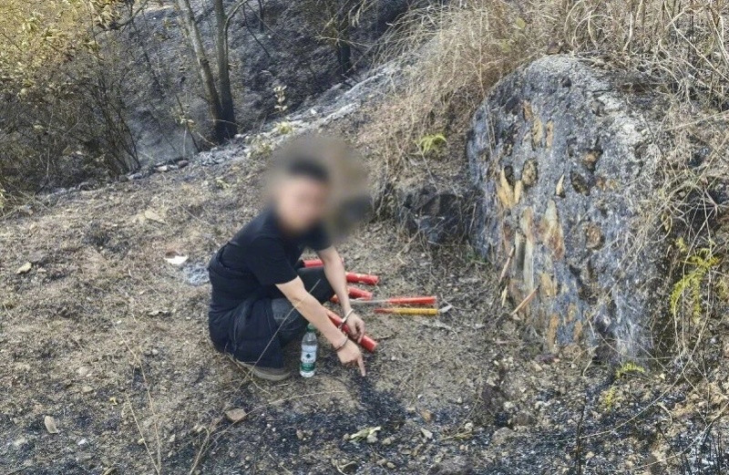 【#韶关男子上山扫墓烧纸钱致起火#！违规野外用火被拘留现场曝光】3月20日，南都