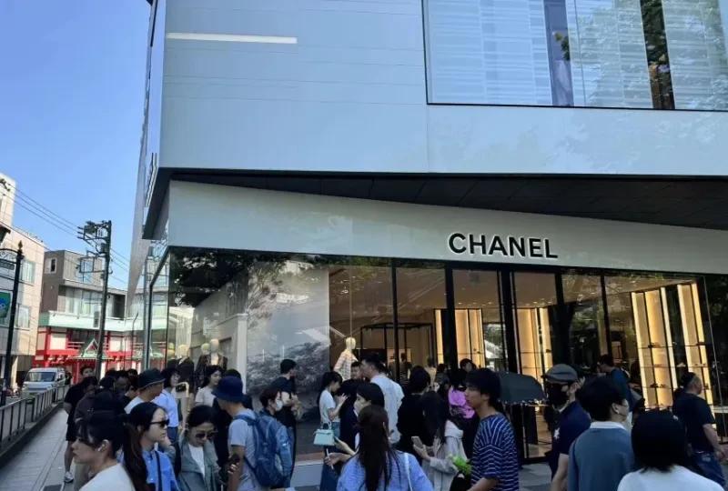 冰火两重天，奢侈品行业曝出两个大消息。外媒感叹，中国年轻人的消费观念彻底变了！