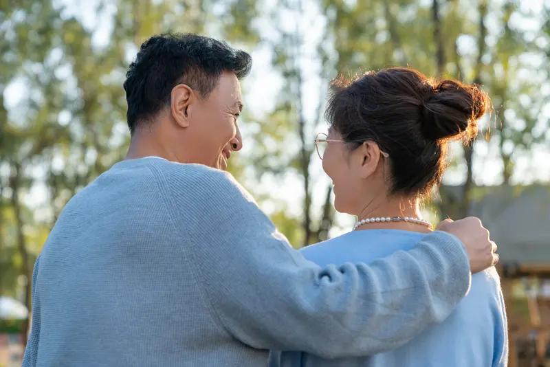 夫妻分房睡12年，没离婚反而更恩爱？中年婚姻真相太扎心。都说夫妻分房睡