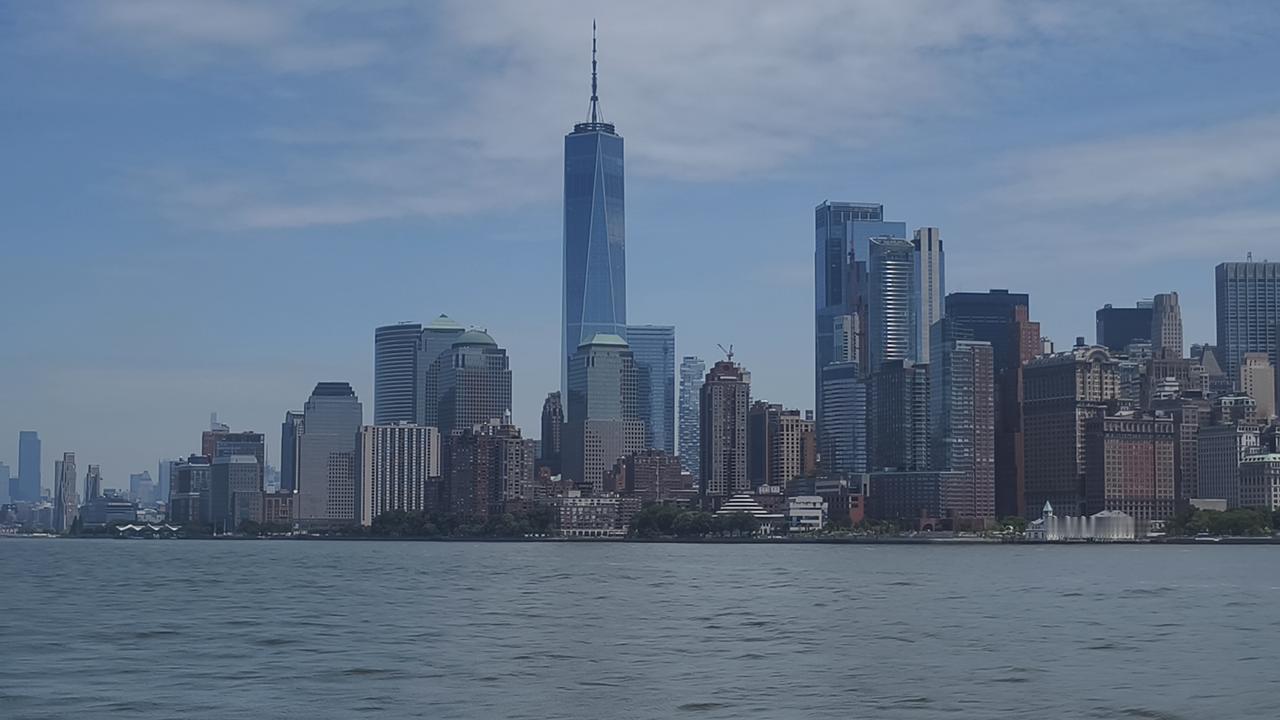 纽约曼哈顿摩天大楼（美国行36）曼哈顿是美国纽约市陆地面积仅为59.5平方公