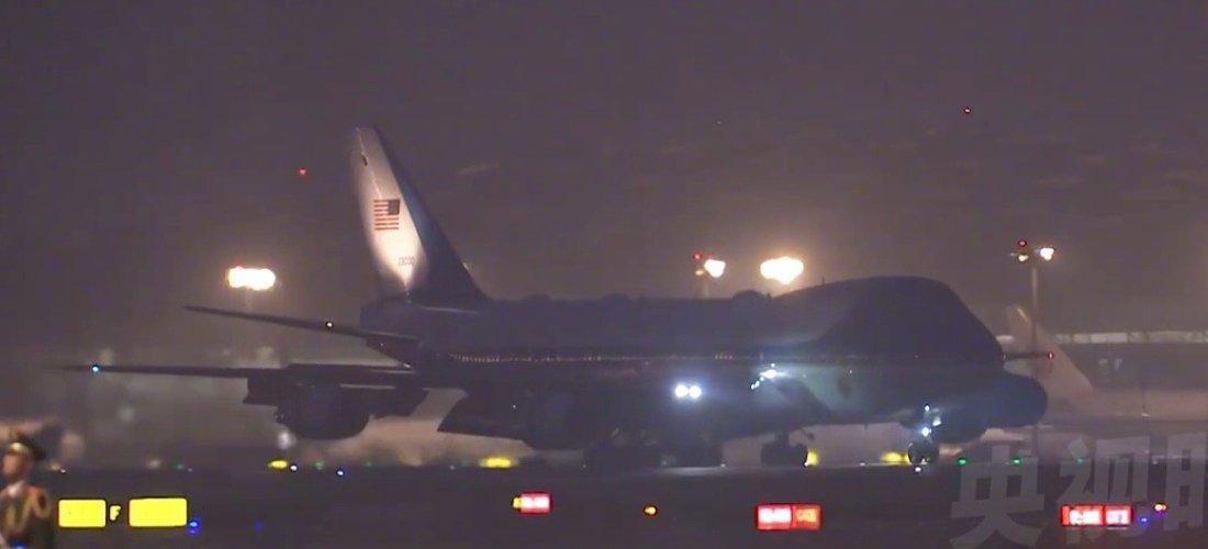 来了，空军一号降落机场。