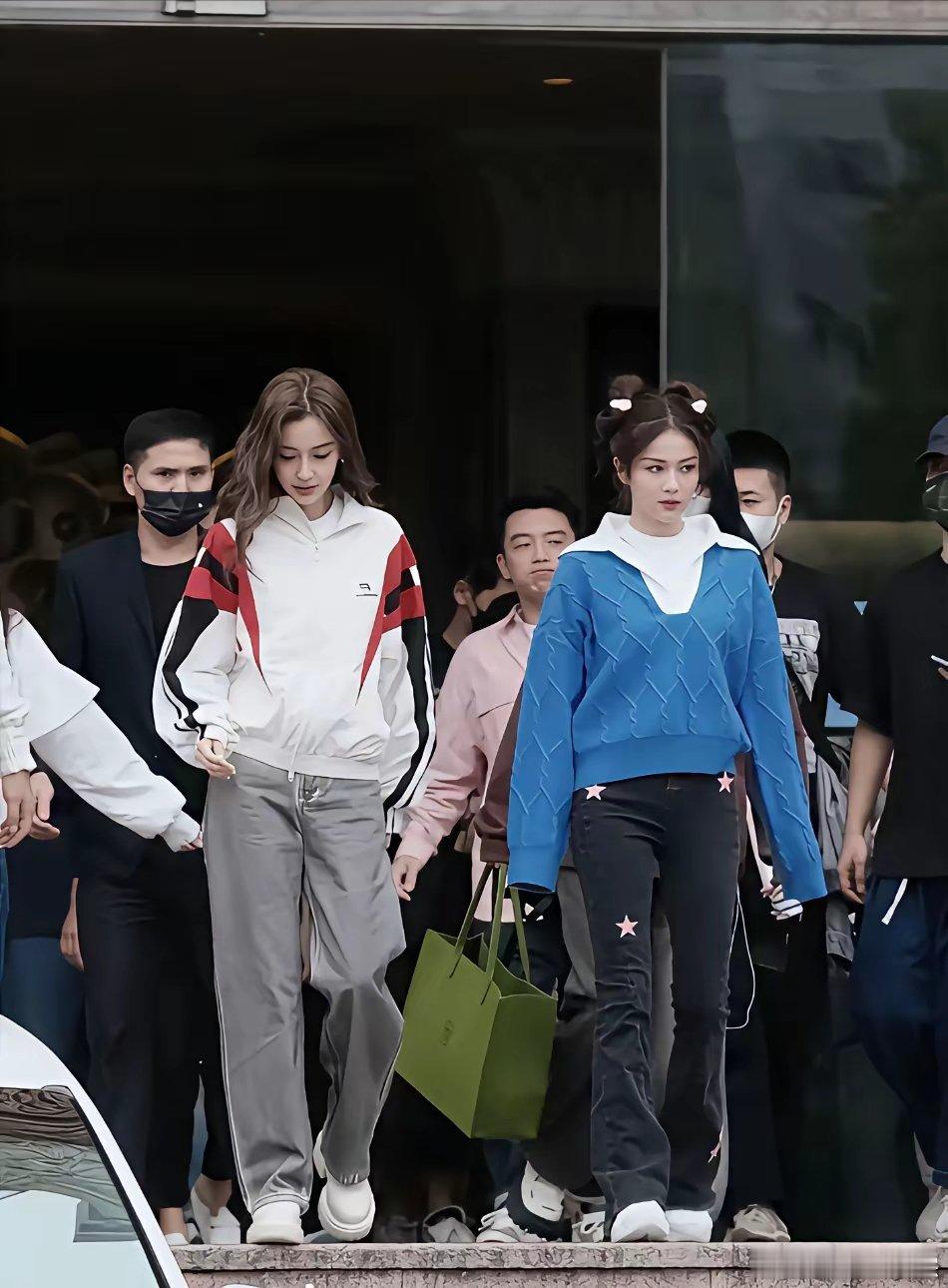 感觉白鹿跟盘靓条顺的真美女站在一起确实还是差点事，比如和徐艺洋，比如和杨颖，比如