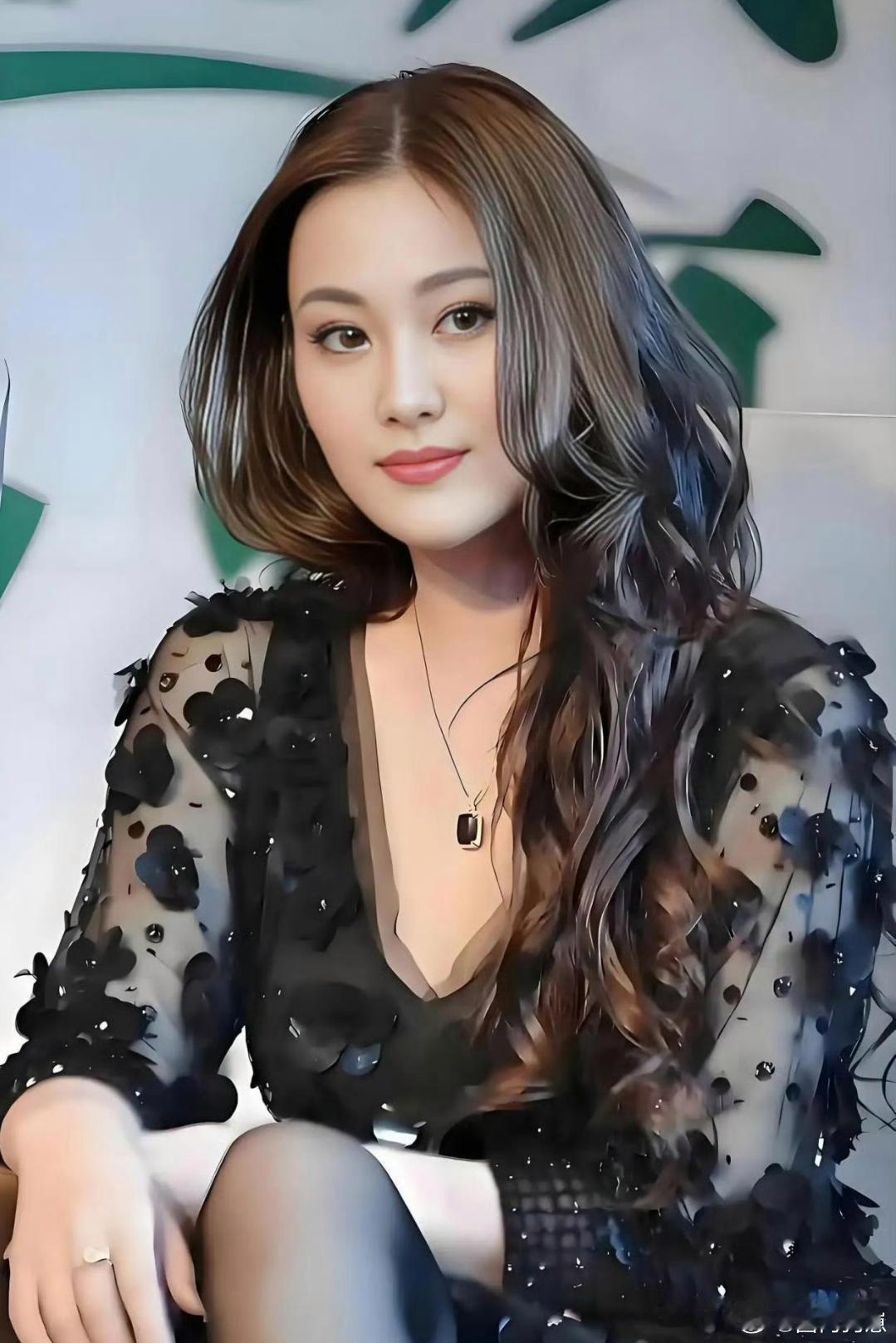 39岁张馨予分享骑马写真，紧身衣搭配牛仔勾勒绝佳身段，整个人状态满分。