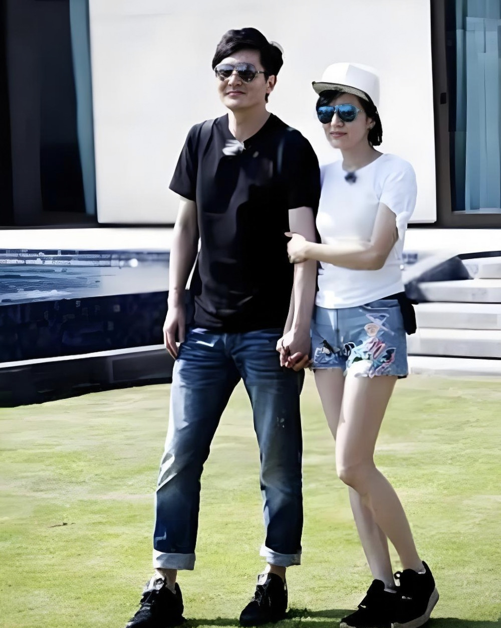 郭京飞收到片酬后，放心转给妻子鲍莉，鲍莉立马就转给了姐姐。等郭京飞要花钱时，就麻