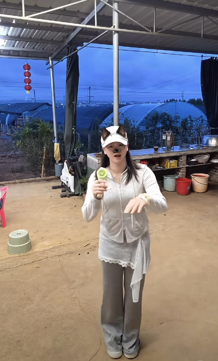 7月2日，全红婵近照曝光，身材发育明显，不像是小女孩了，像是大姐姐，20多岁的，