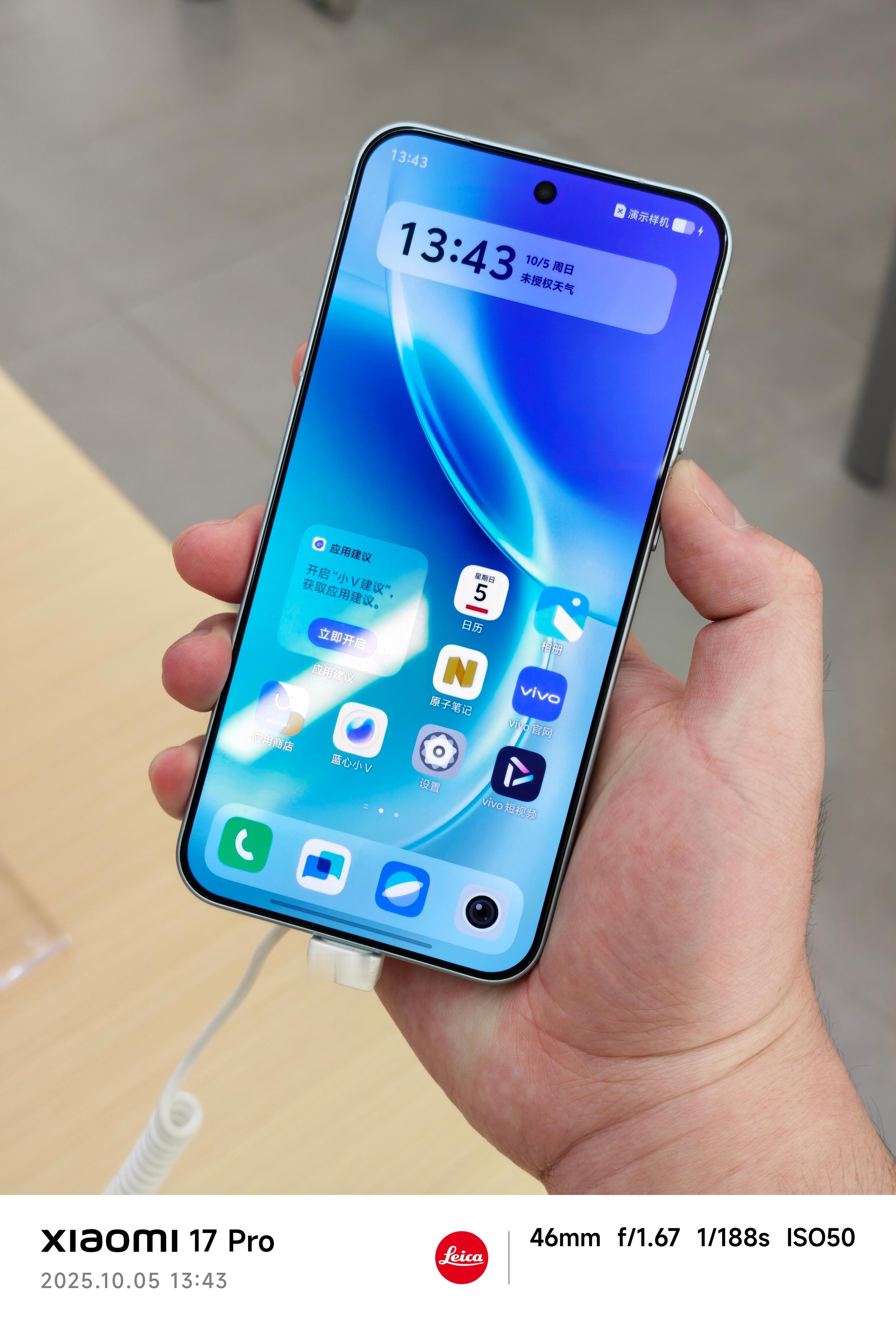 嚯，没想到现在vivo就已经把X300系列摆上了这一代是X300标准版小屏+X3