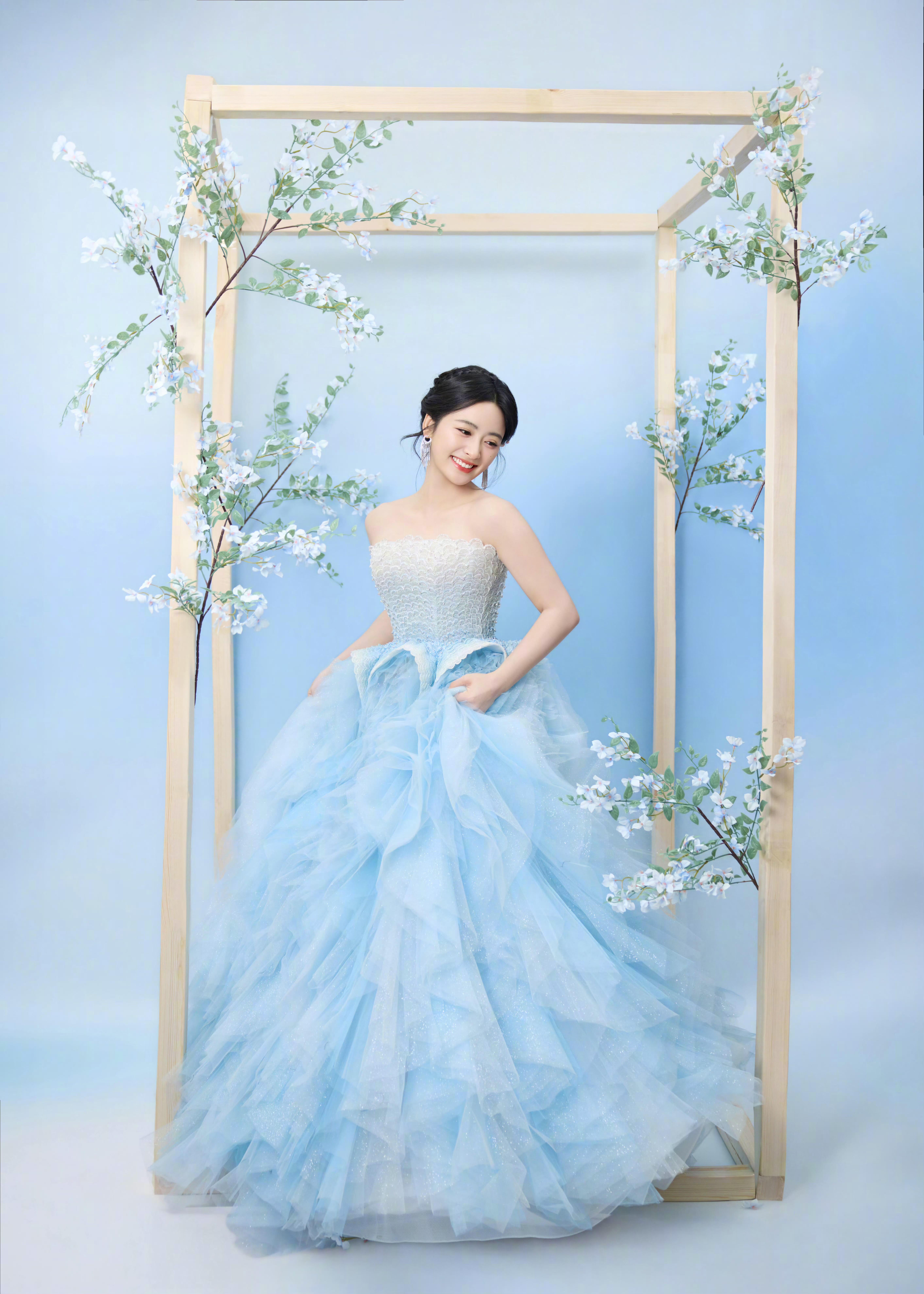 沈月简直是人鱼公主具像化沈月亮相2025国剧盛典，她身着淡蓝色抹胸礼服裙，精致的