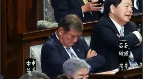 一直装傻充愣的石破帽近日在接受采访时说：卸下面具的“明白人” 日本政坛最近冒