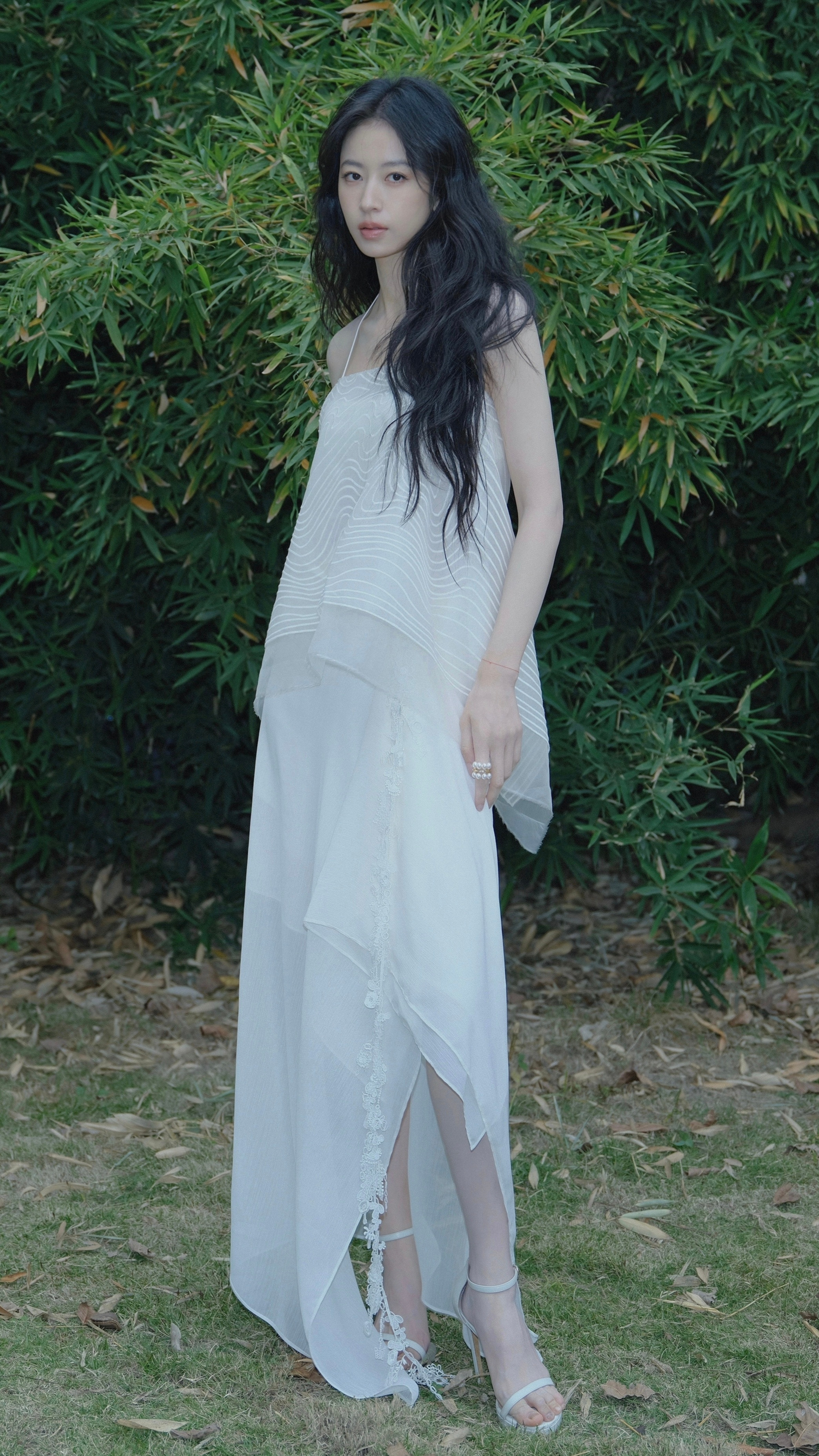 中国电影120周年活力之夜周雨彤定妆照出图，白裙长发优雅美人🤍