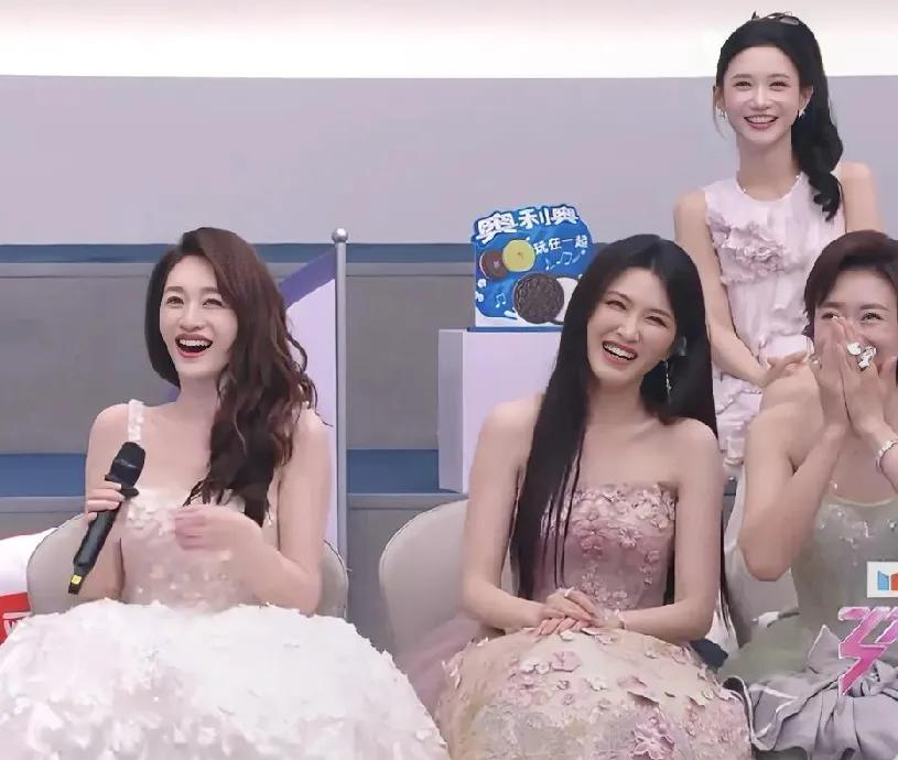 50岁李小冉为了火也是拼了，要知道徐佳宁给她的零花钱很多，她本来可以在家当富太太