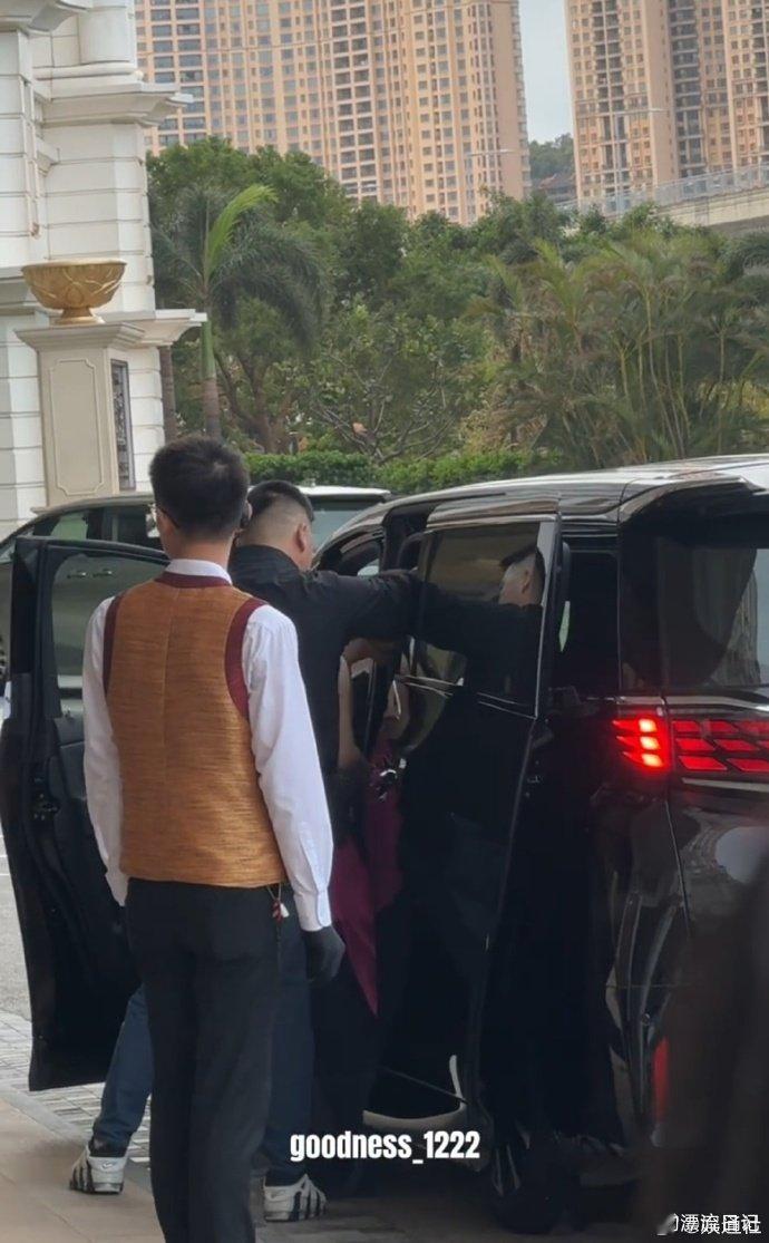 单依纯上车摔倒了单依纯摔倒了单依纯上班路透里水灵灵的超可爱，穿得又美，结果上车时