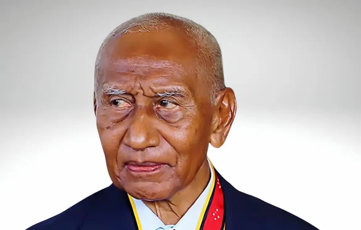 巴布亚新几内亚总理陈仲民，经过混血，仍然五官是华人特征！不过巴布亚新几内亚不是黑