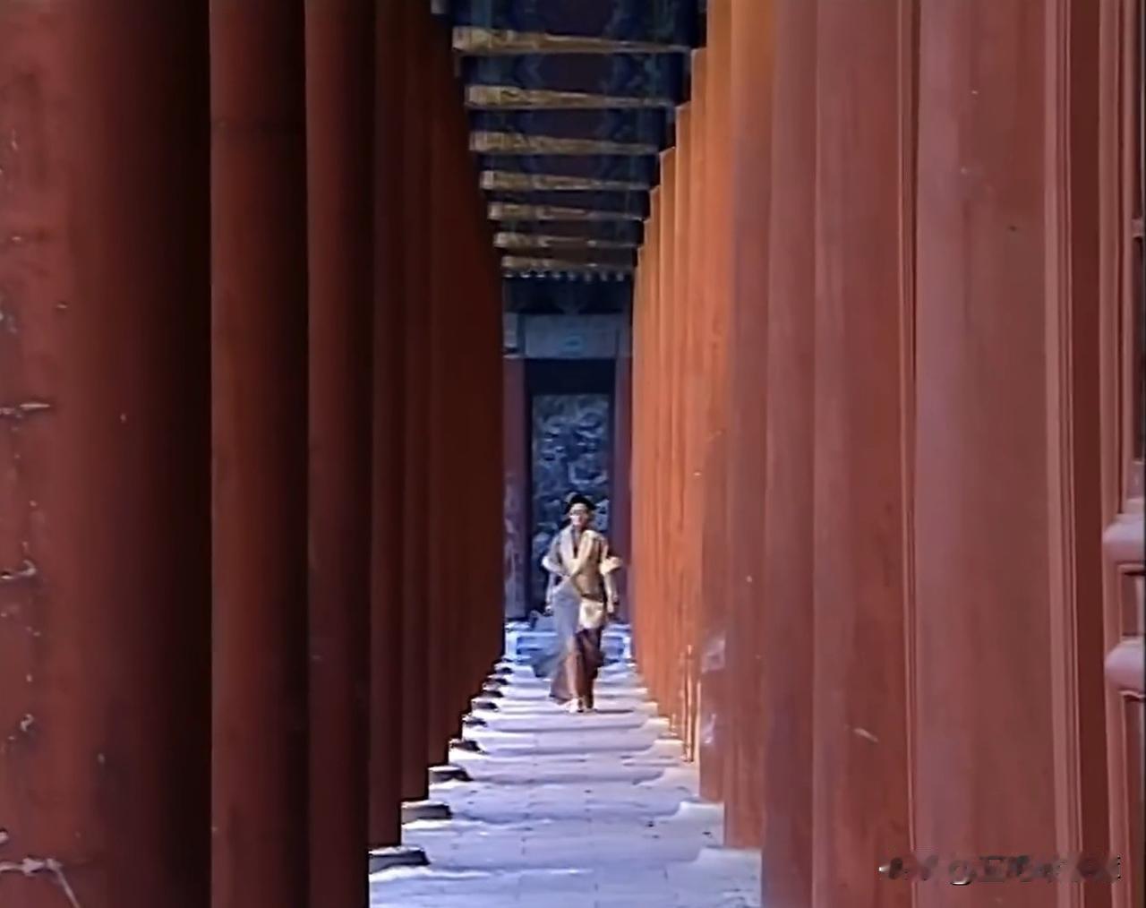 《金枝欲孽》:安茜决定刺杀皇后，此处运镜颇有深意。安茜奶奶被皇后杀了，安茜知