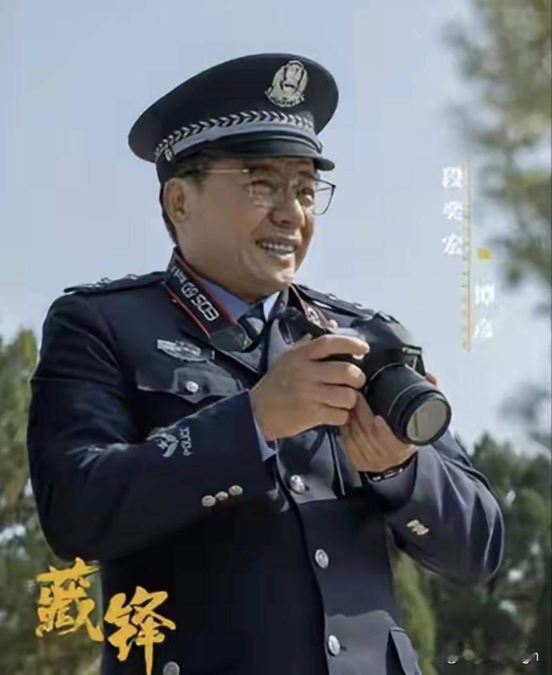 在央视播出的电视剧《藏锋》里，段奕宏很多镜头老是缩着脖子，看着让人感觉不太舒服。