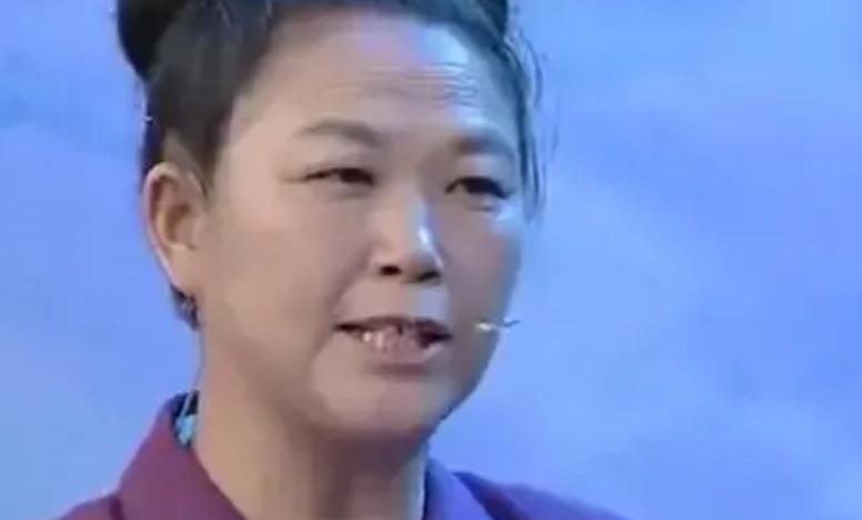 1990年，李大姐和她父亲去新疆游玩时，在地摊上花300元买了一颗珠子。之后，就