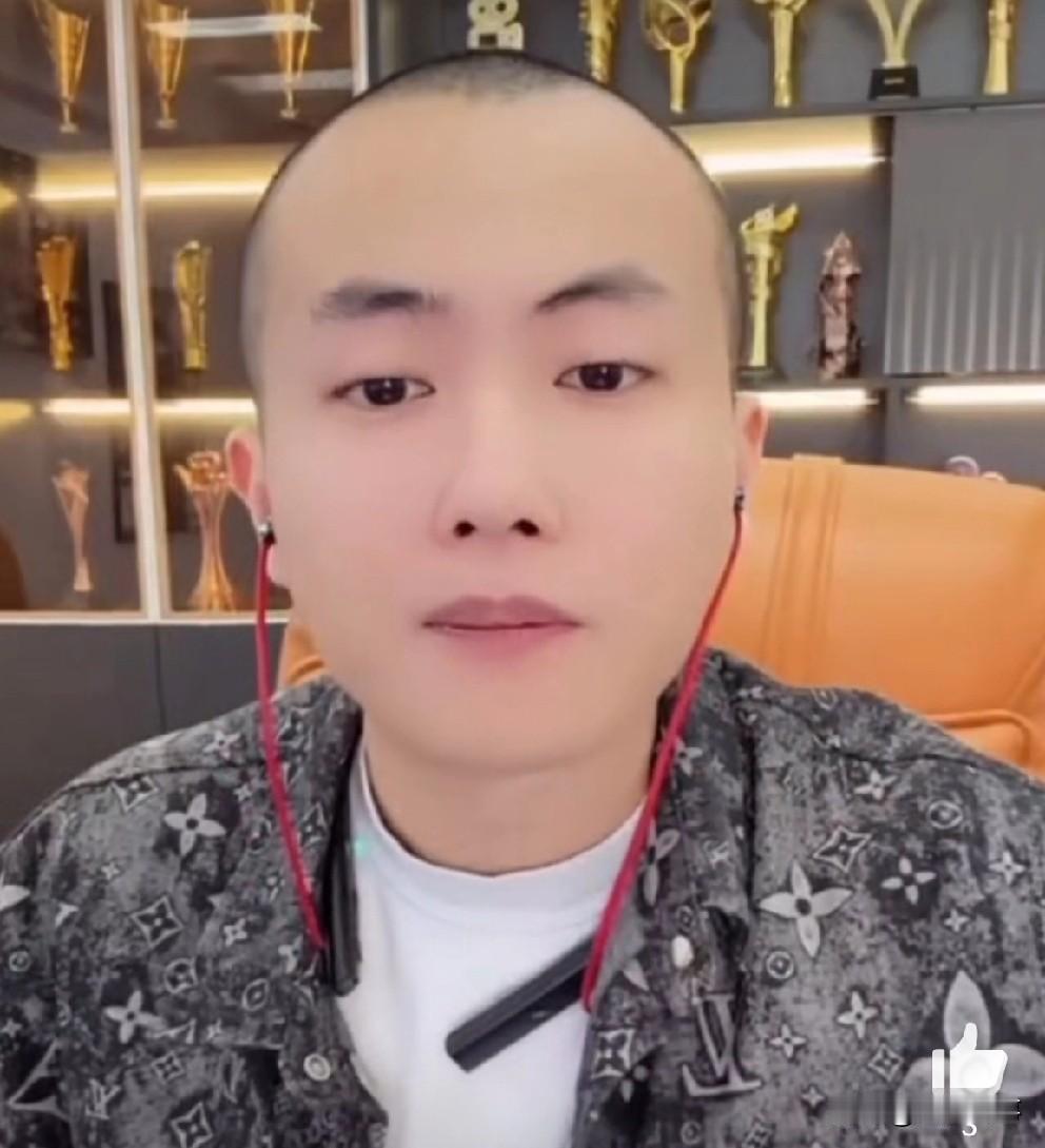 丁一支招沈曼应对方丈就是哭，说方丈侮辱女性，艾特相关部门，把他视频拿出来整他！