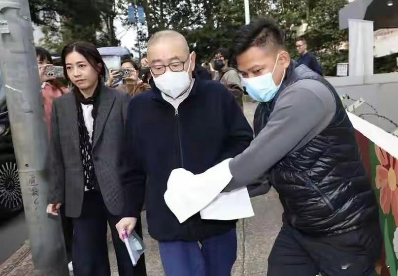 昔日“挥金如土”的刘銮雄，换肾9年后只能靠轮椅出行，碰任何东西都得让保镖垫白毛巾