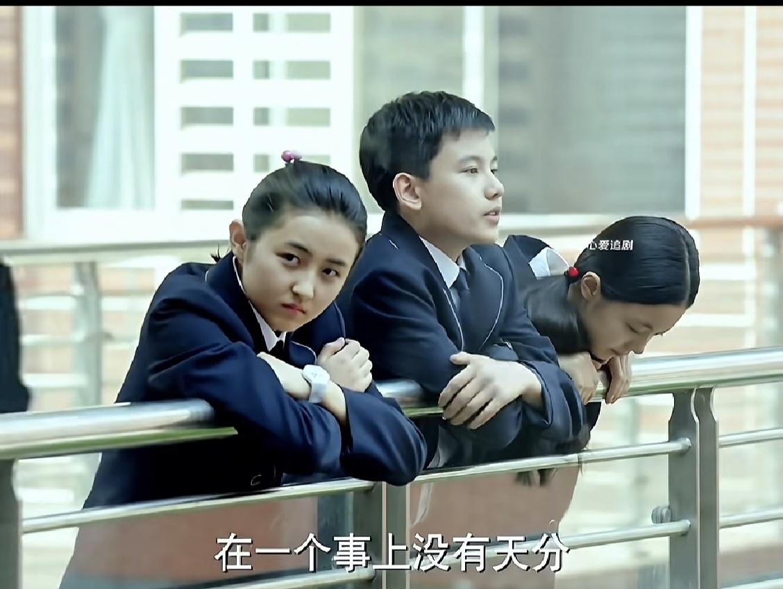 原来他们同剧过。胡先煦、张子枫、赵今麦，这三个童星现在都长成了大小伙子、大姑娘，