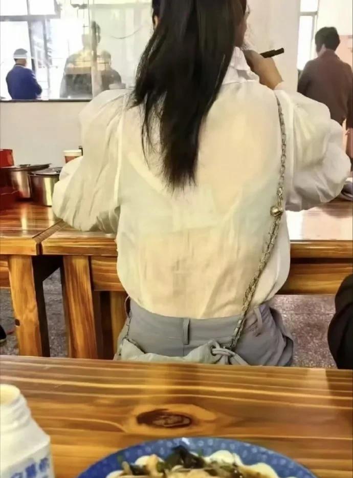 怎么委婉地告诉她？避免尴尬。