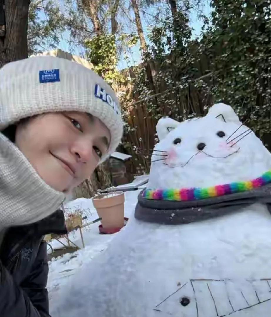 冬日北京，雪花纷飞，姚晨带着儿子土豆在自家别墅小院里开启欢乐时光！母子俩齐心协力