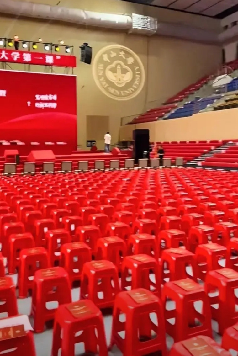 看到中山大学，用便宜的红色胶凳就把开学典礼办了。我才发现，一个学校最重要的不
