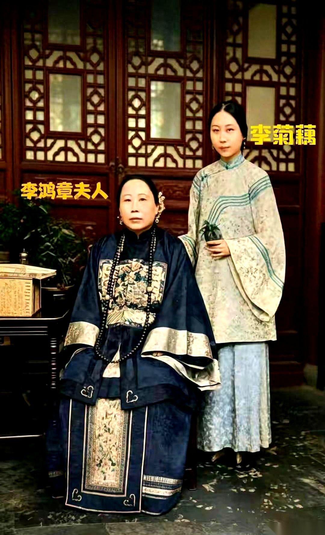 一张1883年的黑白老照片，掀开了晚清第一权臣李鸿章家后院的门帘。照片里就两个
