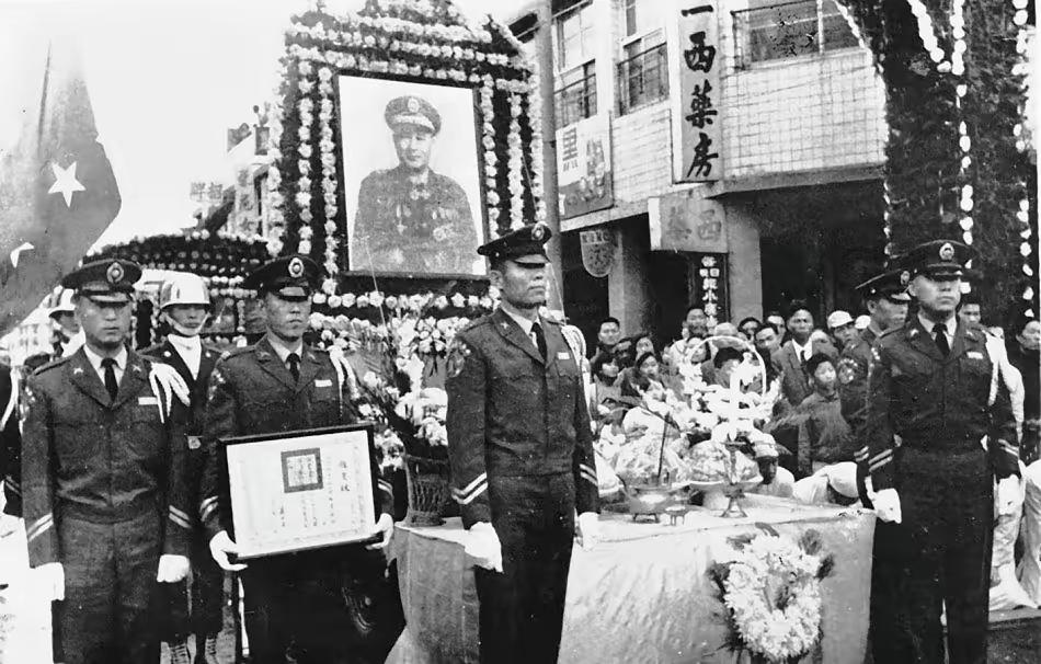 1949年12月，白崇禧带着2个副官去打猎，其中一个副官说自己去山下守着，另外一