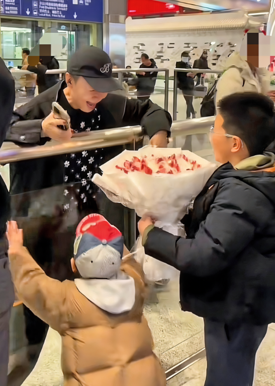 宋丹丹两个孙子现状大孙子宋一鸣，小孙子宋一骁，大孙子身高已到奶奶肩膀，戴小眼