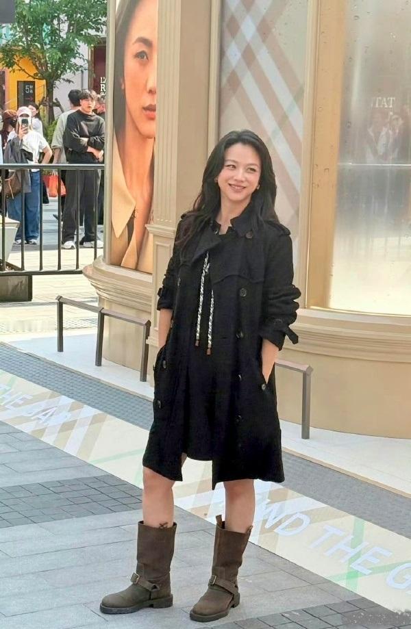 最近汤唯在出席活动的时候搭配了一身黑色的衣服，看上去很潇洒，也很有气势。汤唯