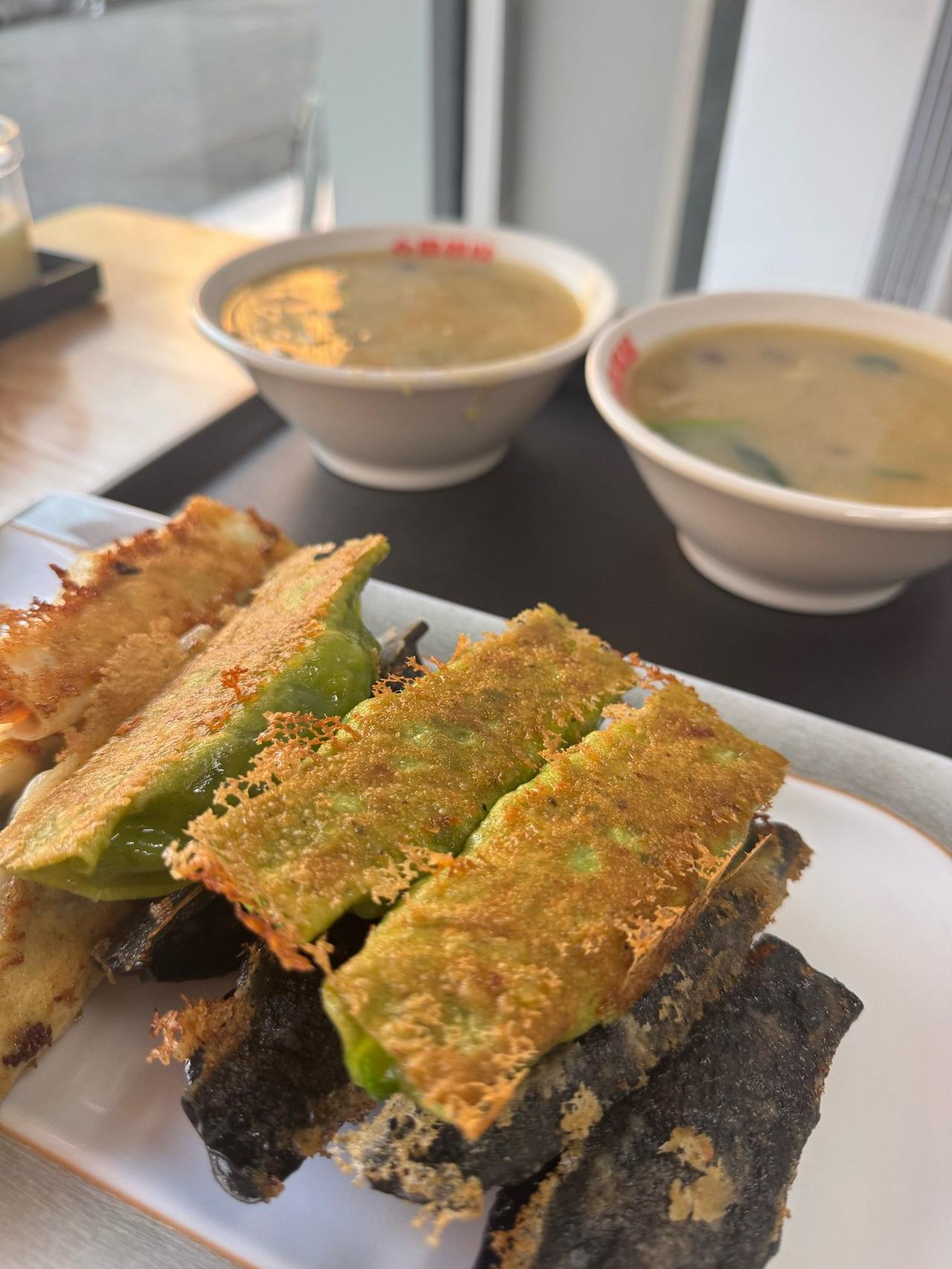 夏日来青岛旅游，特色小吃值得打卡！青岛小吃美食推荐：1.、青岛锅贴+甜沫、