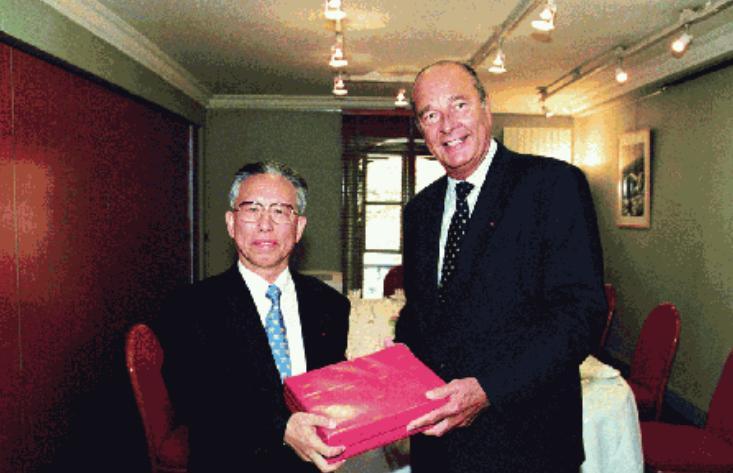 1990年，马承源在香港的一家古玩店闲逛，看到角落里有一套青铜编钟。马承源问价，